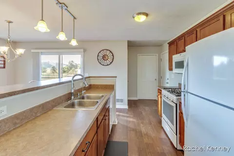 Kitchen - 6101 Greenbriar, Lowell, MI 49331 photo 3 of 5