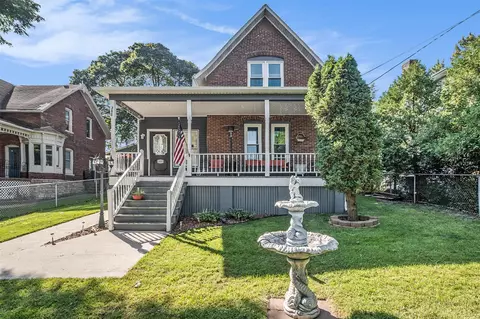 305 5th, Manistee, MI 49660