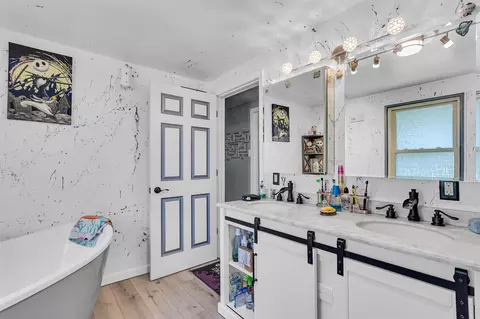 Bath - 885 Bryant Ave, Jackson, MI 49202 photo 1 of 3