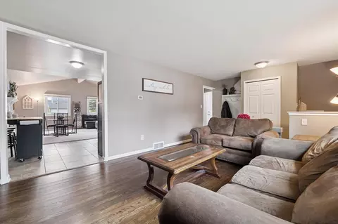 Living - 3964 Niagara, Wayne, MI 48184 photo 1 of 2