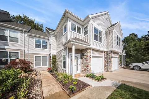 611 Pebblestone, Chelsea, MI 48118
