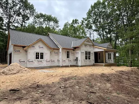 76757 Wood Crest Ct, South Haven, MI 49090