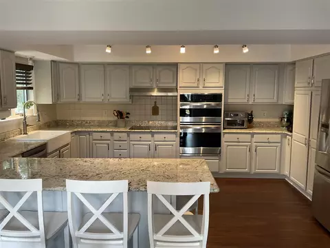 Kitchen - 8587 Stout, Grosse Ile, MI 48138 photo 4 of 8