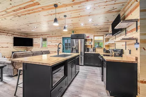 Kitchen - 3210 E Rivers Edge, Newaygo, MI 49337 photo 5 of 6