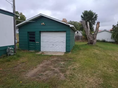 124 N Cherry, Evart, MI 49631 photo 2