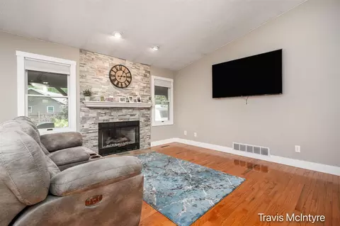 Living - 732 Ruby, Otsego, MI 49078 photo 2 of 5