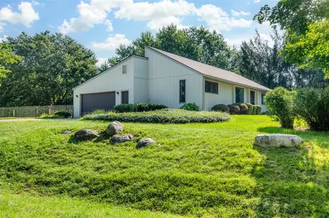 5027 E Bluffview, Berrien Springs, MI 49103