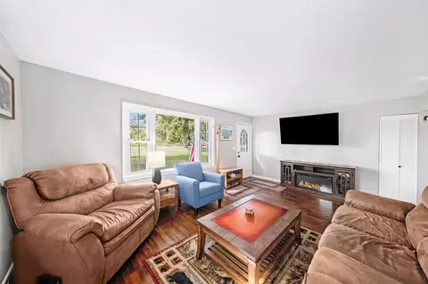 Living - 6718 Clinton, Jackson, MI 49201 photo 3 of 3