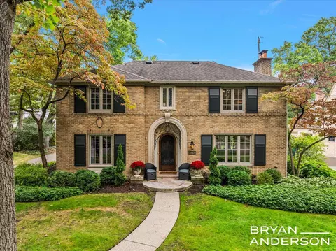 926 Cambridge, East Grand Rapids, MI 49506