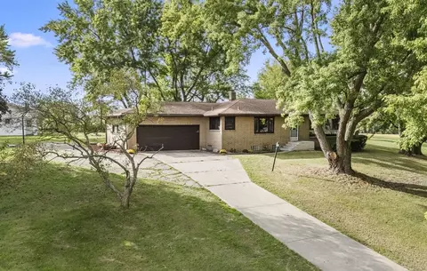 2190 W Glendora, Buchanan, MI 49107