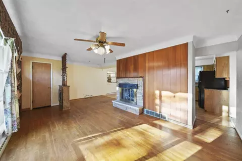 Living - 318 Seneca, Jackson, MI 49202 photo 1 of 4
