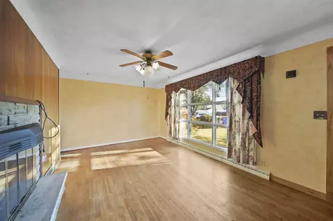 Living - 318 Seneca, Jackson, MI 49202 photo 2 of 4