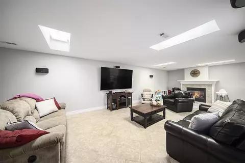 Living - 6533 Bluebird, Jackson, MI 49201 photo 2 of 4