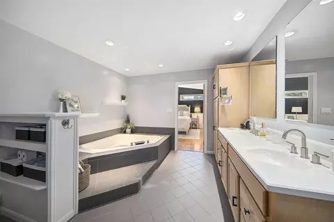 Bath - 6533 Bluebird, Jackson, MI 49201 photo 2 of 4