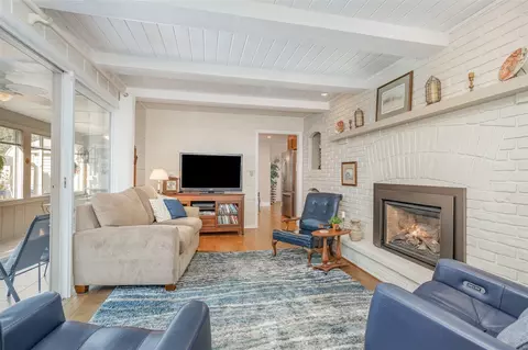 Living - 725 Wright, Marshall, MI 49068 photo 2 of 3