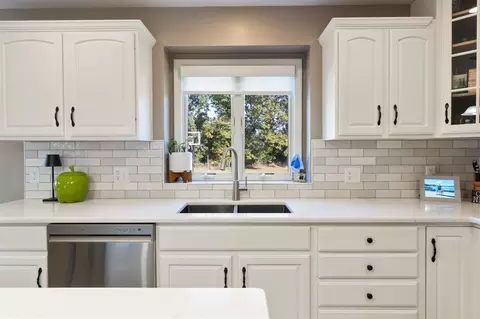 Kitchen - 1219 Breezy, Jackson, MI 49201 photo 6 of 7