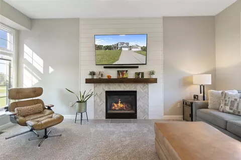 Living - 1219 Breezy, Jackson, MI 49201 photo 4 of 6