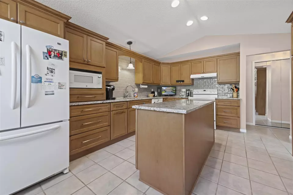 Kitchen - 35812 Lone Pne, Farmington Hills, MI 48335 photo 2 of 4