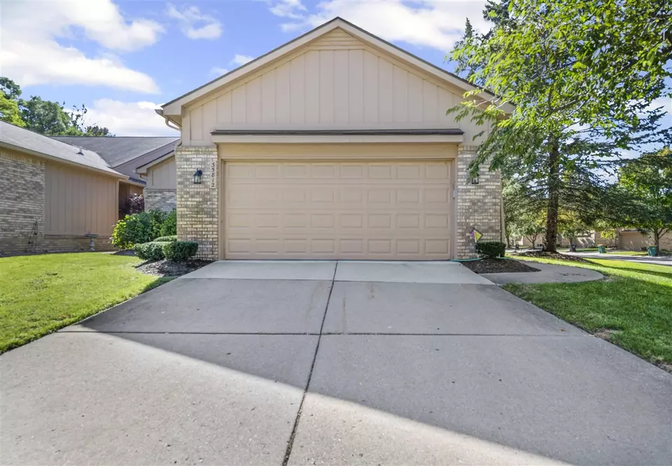 Exterior - 35812 Lone Pne, Farmington Hills, MI 48335 photo 3 of 4