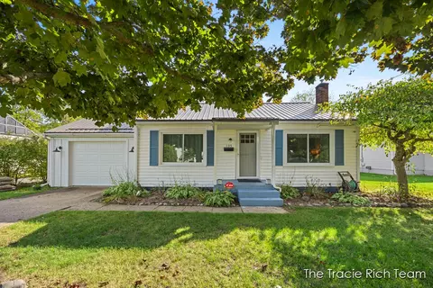 135 S S Ctr, Lowell, MI 49331