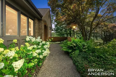 696 Cascade Hls, Grand Rapids, MI 49546