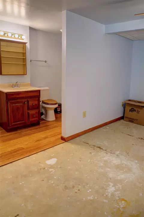 Bath - 6588 Wells, Jackson, MI 49201 photo 5 of 5