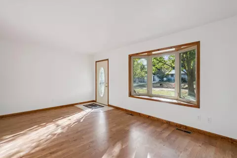 Living - 540 Cosmopolitan, Marshall, MI 49068 photo 4 of 6