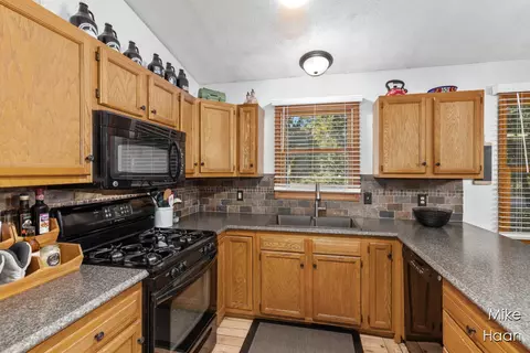 Kitchen - 2298 138th, Dorr, MI 49323 photo 2 of 5