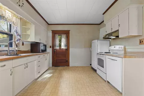 Kitchen - 223 N Main, Munith, MI 49259 photo 3 of 7