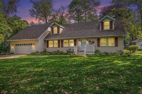 68881 3rd, Edwardsburg, MI 49112