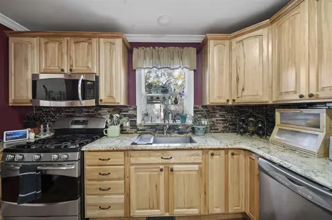 Kitchen - 335 Wall, Jackson, MI 49203 photo 3 of 3
