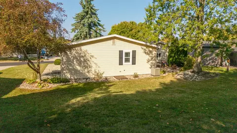 317 Cadgewith E, Lansing, MI 48906 photo 25