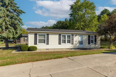 317 Cadgewith E, Lansing, MI 48906
