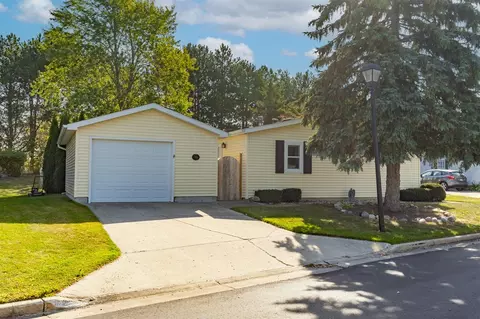 317 Cadgewith E, Lansing, MI 48906 photo 3