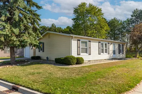 317 Cadgewith E, Lansing, MI 48906 photo 2