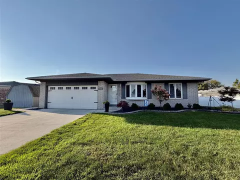 22310 S Fairway, Woodhaven, MI 48183