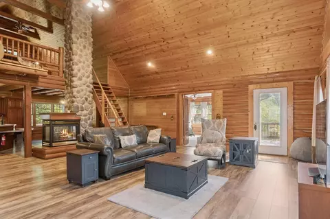 Living - 1750 Fox, Jackson, MI 49201 photo 3 of 4