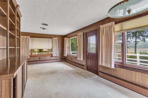 Living - 2100 Ridgeway, Jackson, MI 49203 photo 5 of 11
