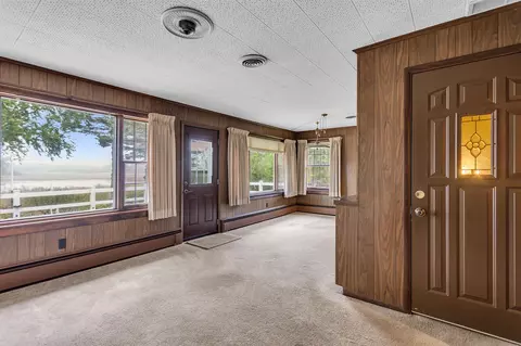 Living - 2100 Ridgeway, Jackson, MI 49203 photo 2 of 11