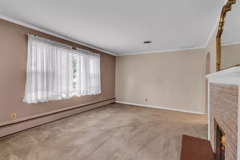 Living - 2100 Ridgeway, Jackson, MI 49203 photo 7 of 11