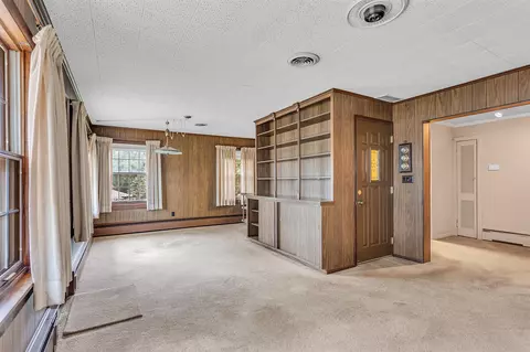 Living - 2100 Ridgeway, Jackson, MI 49203 photo 3 of 11