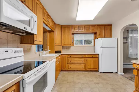 Kitchen - 2100 Ridgeway, Jackson, MI 49203 photo 1 of 4