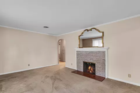 Living - 2100 Ridgeway, Jackson, MI 49203 photo 8 of 11