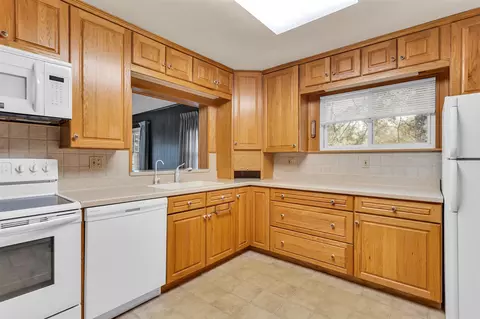 Kitchen - 2100 Ridgeway, Jackson, MI 49203 photo 2 of 4