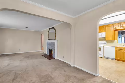 Living - 2100 Ridgeway, Jackson, MI 49203 photo 6 of 11