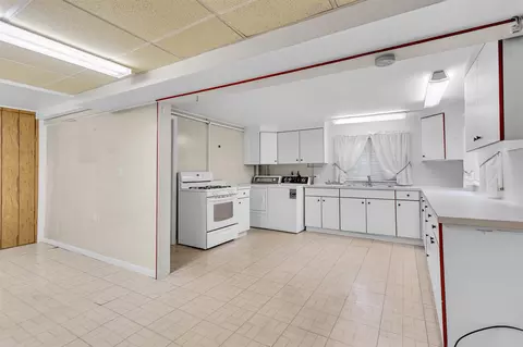 Kitchen - 2100 Ridgeway, Jackson, MI 49203 photo 4 of 4