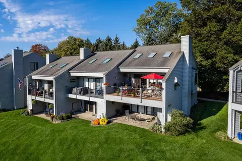 300 Black Riv #21, South Haven, MI 49090