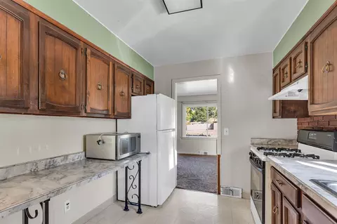 Kitchen - 1207 W Morrell, Jackson, MI 49203 photo 2 of 4