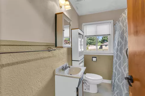 Bath - 1207 W Morrell, Jackson, MI 49203 photo 1 of 2