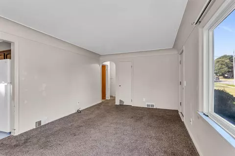 Living - 1207 W Morrell, Jackson, MI 49203 photo 2 of 4